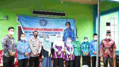 Seratus Lansia Terima Bantuan Pemkab Pesibar