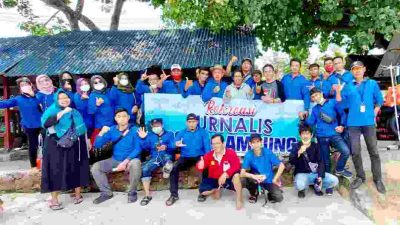 Jurnalis Polda Lampung Refreshing di Pantai Mutun