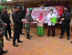 Jelang HUT Brimob Polri ke-76 Brimobda Lampung Lakukan Bakti Sosial Dengan Prokes 5 M