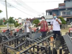 Budhi Condrowati Serahkan Bantuan Alsintan dari Sudin ke Masyarakat Mesuji