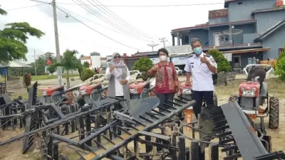 Budhi Condrowati Serahkan Bantuan Alsintan dari Sudin ke Masyarakat Mesuji