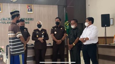 Kejari Menggala Serahkan SK Penghentian Perkara Tindak Pidana Penggelapan