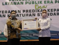Bupati Tuba Winarti Terima Penghargaan dari Ombudsman RI Sebagai Kabupaten Terbaik