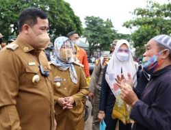 Nunik Tinjau Operasi Pasar Minyak Goreng di Pasar Bumi Agung