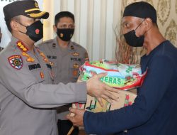 Semoga Berkah, Kapolresta Bandar Lampung Bagikan 256 Bingkisan Kepada Warakauri, PHL dan Pengurus Masjid