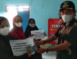 Kepala Desa Bandar Abung Edi Purnomo Bagikan BLT DD kepada Warga