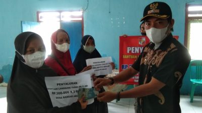 Kepala Desa Bandar Abung Edi Purnomo Bagikan BLT DD kepada Warga