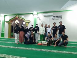 Anak Karyawan BUMN Bebersih Masjid dan Bagi Takjil