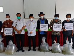 Jadikan Mesuji Centra Ikan Air Tawar, Bupati Saply Bagikan 10.000 Ekor bibit Jelabat Kepada 5 Kelompok Pembudidaya