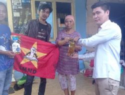 KNPI Berbagi Ratusan Minyak Goreng ke Warga Sukabumi