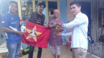 KNPI Berbagi Ratusan Minyak Goreng ke Warga Sukabumi