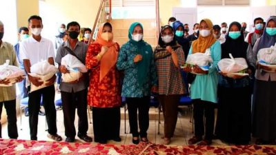 Ketua TP-PKK dan Dharma Wanita Persatuan, Berbagi kepada Petugas Kebersihan dan Driver Jelang Hari Raya