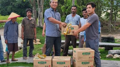 Ketua KNPI Lampung Iqbal Terus Bergerak Bagikan Migor di Desa Jati Mulyo Lamsel