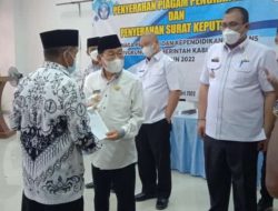 Serahkan Piagam Penghargaan, Santunan PGRI Sekaligus SK Non PNS,”Bupati Saply” Kami Berikan Pelayanan Tanpa Membedakan