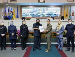 Gubernur Arinal Serahkan Dokumen LKPJ Kepala Daerah Tahun 2021 kepada Ketua DPRD Mingrum Gumay