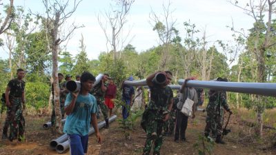 Satgas TMMD ke-113 Kodim 0422/LB Bersama Masyarakat Gotong Royong Bangun Saluran Air Bersih