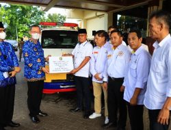 Gubernur Lampung Arinal Djunaidi Serahkan Bantuan 1 Unit Ambulan Untuk IKAM Pagardewa