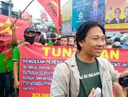 Gelar Aksi Tuntut Gaji, Petugas Kebersihan Pemkot Bandarlampung Diancam Dipecat