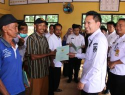 Wabup Ardian Saputra Bagikan Sertifikat PTSL