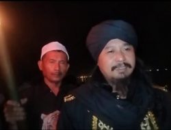 Malam 1 Suro, Ki Ageng  R Indra Fatahillah PB  Bersama Ratusan Masyarakat Pesisir Melaksanakan Tradisi Melarung Hasil Bumi Dan Laut