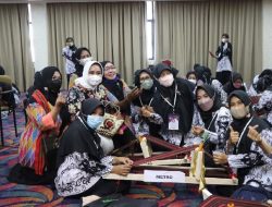 Riana Sari Arinal Meninjau Pelatihan Menapis Guru Perempuan PGRI Lampung