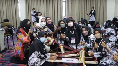 Riana Sari Arinal Meninjau Pelatihan Menapis Guru Perempuan PGRI Lampung