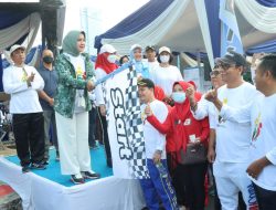 Riana Sari Arinal Melepas Peserta Jalan Sehat HUT ke 61 IKWI Lampung