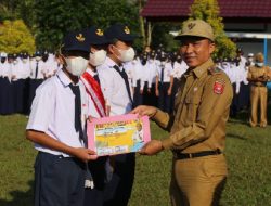 Serahkan Sertifikat Penghargaan Siswa Berprestasi, Parosil Minta Pelajar Lebih Terbuka ke Guru