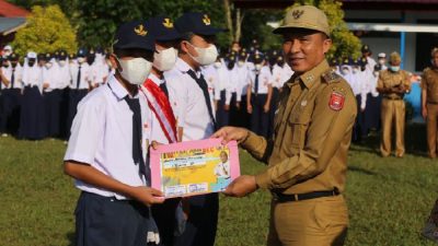 Serahkan Sertifikat Penghargaan Siswa Berprestasi, Parosil Minta Pelajar Lebih Terbuka ke Guru
