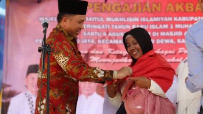 Semarak HUT RI ke 77, Parosil Bagikan Puluhan Ribu Bendera Merah Putih