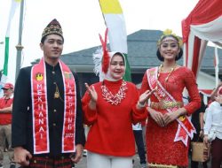Riana Sari Arinal Serahkan Trophy Juara Kirab Marching Band dan Pelajar