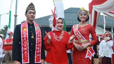 Riana Sari Arinal Serahkan Trophy Juara Kirab Marching Band dan Pelajar