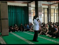 Dokter Zam Zanariah Penyuluhan Dampak Narkoba di SMA N 5 Bandar Lampung