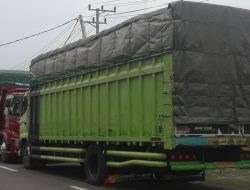 Dua Truk Fuso Bermuatan Misteri Yang Terparkir Di Mapolda Lampung Buat Awak Media Penasaran