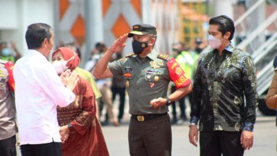 Danrem 043 Gatam Bersama Pangdam II Sriwijaya Dampingi Presiden Jokowi Tinjau Pembagian BLT BBM di Bandarlampung