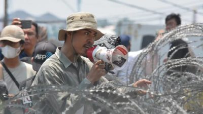 Ribuan Mahasiwa Aksi Unjuk Rasa di Depan Gerbang DPRD Tolak Kenaikan Harga BBM, Kawat Berduri Tampak Didepan!