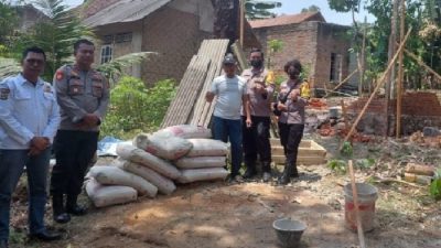 Kepedulian Polsek Kemiling Bantu Warga Terkena Dampak Angin Kencang saat Hujan Deras