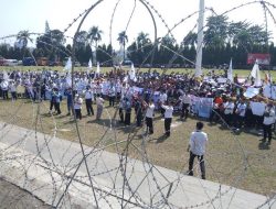 Ratusan Mahasiswa dan Dosen Demo di Lapangan Kantor Gubernur Lampung, Ini Tuntutannya!
