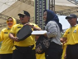 Dapat Mobil dari Jalan Sehat HUT ke 58 Partai Golkar Lampung, Guru Honorer Ini Menangis Haru!