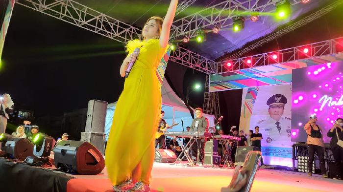 Nabila Maharani Sukses Hibur penonton di malam keempat Lampung Fair 2022 di PKOR Wayhalim Bandar Lampung, Selasa (1/11/2022). Foto: Taufik Rohman