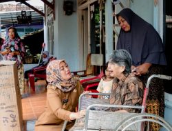 Wagub Chusnunia Chalim Beri Bantuan Kursi Roda kepada Warga Kemiling