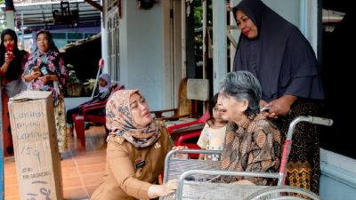 Wagub Chusnunia Chalim Beri Bantuan Kursi Roda kepada Warga Kemiling