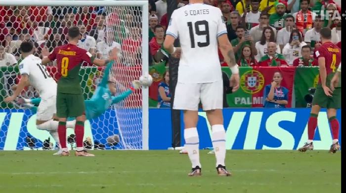 Rodrigo Bentancur memiliki peluang terbaik di babak pertama yang menegangkan, gelandang Tottenham Hotspur itu melepaskan tendangan ketika diapit di antara Ruben Dias dan Nuno Mendes, tetapi digagalkan oleh kiper Portugal, Diogo Costa. Tangkapan layar