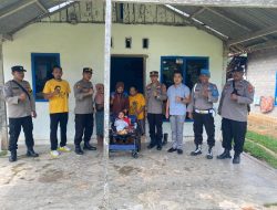 Peduli, Polsek Lambu Kibang Polda Lampung Berikan Bantuan Kursi Roda Kepada Anak Penyandang Disabilitas