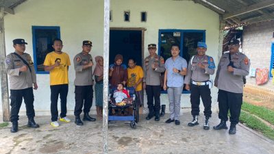 Peduli, Polsek Lambu Kibang Polda Lampung Berikan Bantuan Kursi Roda Kepada Anak Penyandang Disabilitas