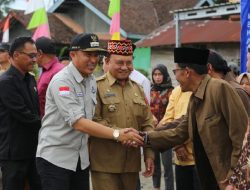 Parosil dan Mad Hasnurin Resmikan Tugu Kerukunan di Pekon Trimekar Jaya