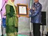 Ketua Muslimat NU Lamtim Binti Amanah Terima Penghargaan Wanita Inspiratif 2022 dari Pemkab