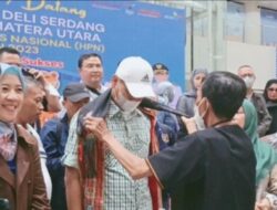 Tiba di Bandara Kualanamu, Ketua PWI Lampung dan Rombongan Dikalungi Selendang Ulos