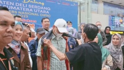 Tiba di Bandara Kualanamu, Ketua PWI Lampung dan Rombongan Dikalungi Selendang Ulos
