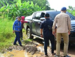 Ke Mesuji Atas, Sulpakar dan Istri ‘Berjoget’ di Atas Kendaraan